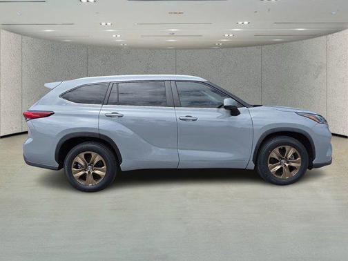 Moon Dust 2023 Toyota Highlander Hybrid XLE