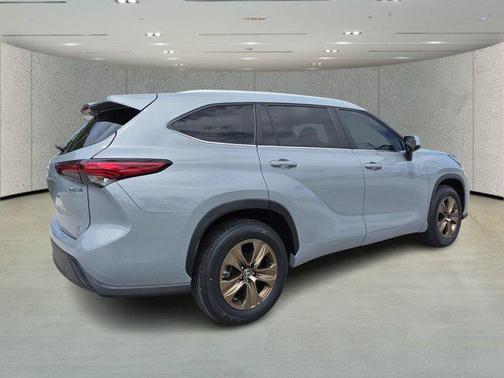 Moon Dust 2023 Toyota Highlander Hybrid XLE