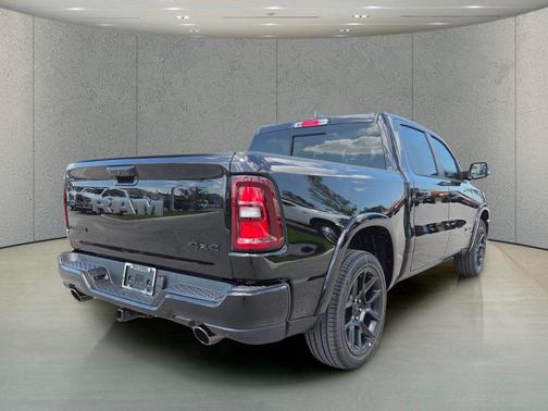 Diamond Black Crystal Pearlcoat 2026 RAM 1500 Laramie