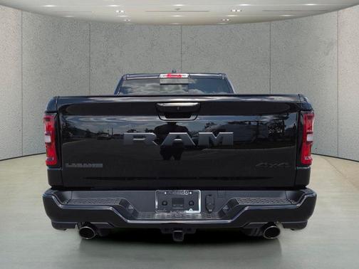 Diamond Black Crystal Pearlcoat 2026 RAM 1500 Laramie