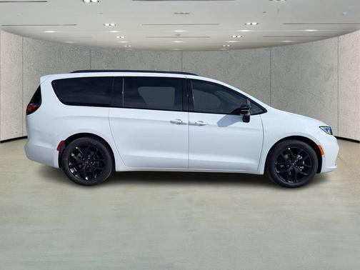 Bright White Clearcoat 2026 Chrysler Pacifica L