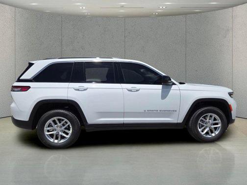 Bright White Clearcoat 2026 Jeep Grand Cherokee Altitude