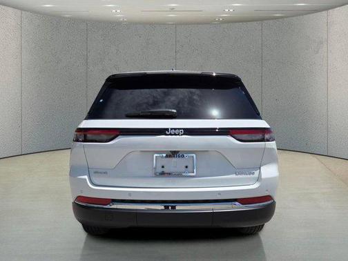 Bright White Clearcoat 2026 Jeep Grand Cherokee Altitude