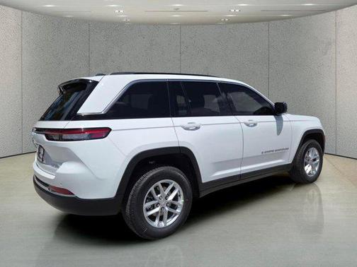 Bright White Clearcoat 2026 Jeep Grand Cherokee Altitude