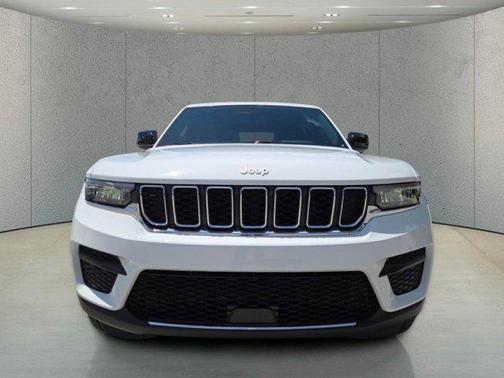 Bright White Clearcoat 2026 Jeep Grand Cherokee Altitude