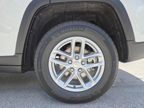 Bright White Clearcoat 2026 Jeep Grand Cherokee Altitude