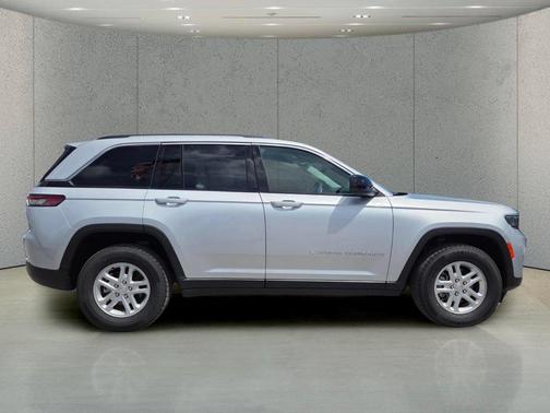 Silver Zynith 2024 Jeep Grand Cherokee Laredo