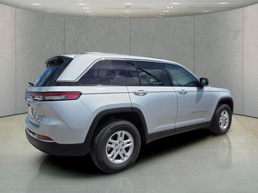 Silver Zynith 2024 Jeep Grand Cherokee Laredo