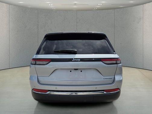 Silver Zynith 2024 Jeep Grand Cherokee Laredo