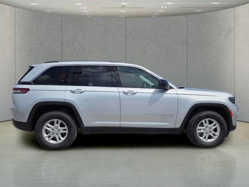 Silver Zynith 2024 Jeep Grand Cherokee Laredo