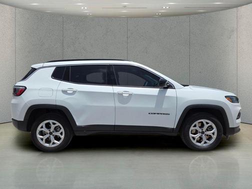 Bright White Clearcoat 2025 Jeep Compass Latitude