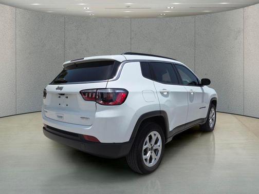 Bright White Clearcoat 2025 Jeep Compass Latitude