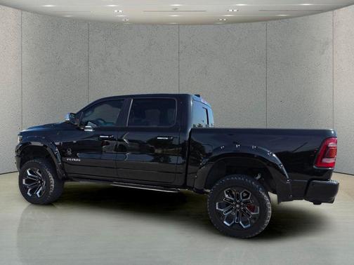 Diamond Black Crystal Pearlcoat 2022 RAM 1500 Laramie