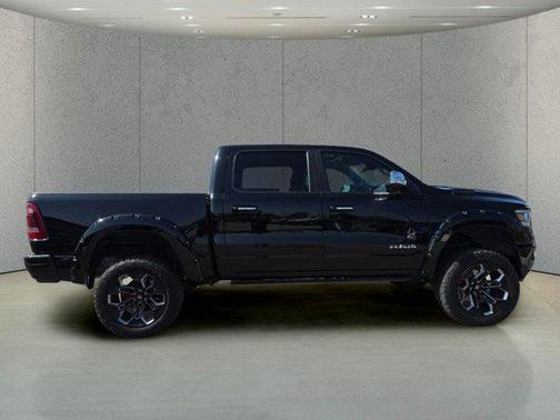 Diamond Black Crystal Pearlcoat 2022 RAM 1500 Laramie