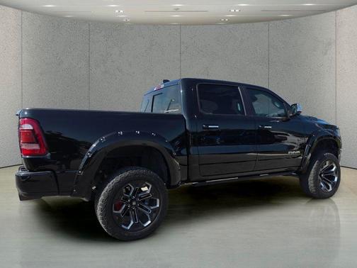 Diamond Black Crystal Pearlcoat 2022 RAM 1500 Laramie