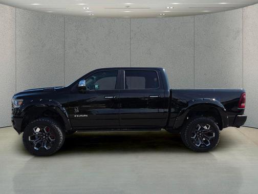 Diamond Black Crystal Pearlcoat 2022 RAM 1500 Laramie