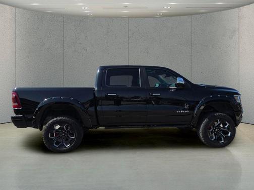Diamond Black Crystal Pearlcoat 2022 RAM 1500 Laramie