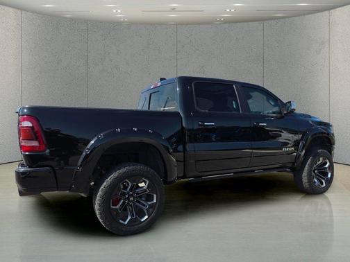 Diamond Black Crystal Pearlcoat 2022 RAM 1500 Laramie