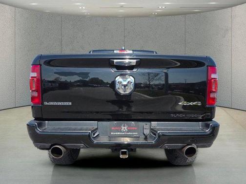 Diamond Black Crystal Pearlcoat 2022 RAM 1500 Laramie