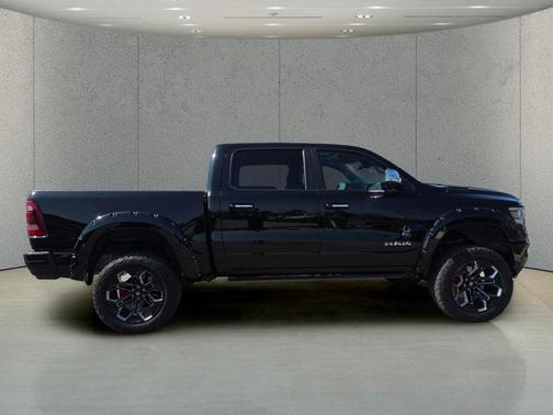 Diamond Black Crystal Pearlcoat 2022 RAM 1500 Laramie