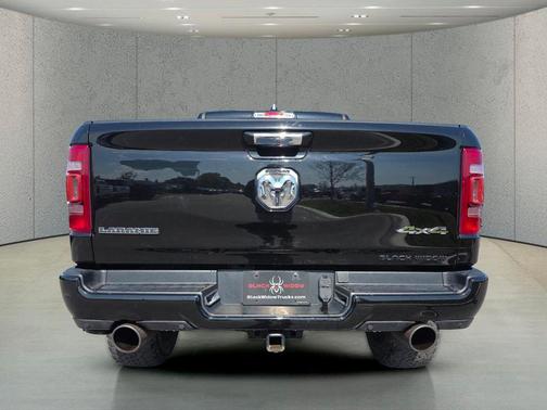 Diamond Black Crystal Pearlcoat 2022 RAM 1500 Laramie