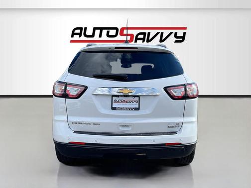 Iridescent Pearl Tricoat 2017 Chevrolet Traverse 2LT