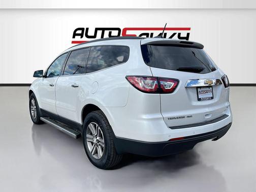 Iridescent Pearl Tricoat 2017 Chevrolet Traverse 2LT