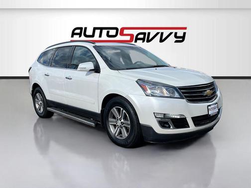 Iridescent Pearl Tricoat 2017 Chevrolet Traverse 2LT