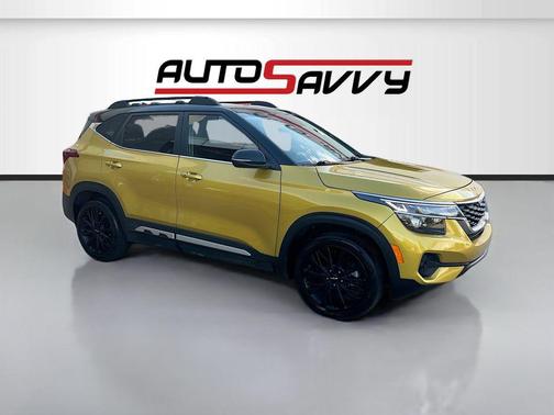 Starbright Yellow/Black Roof 2022 Kia Seltos Nightfall Edition