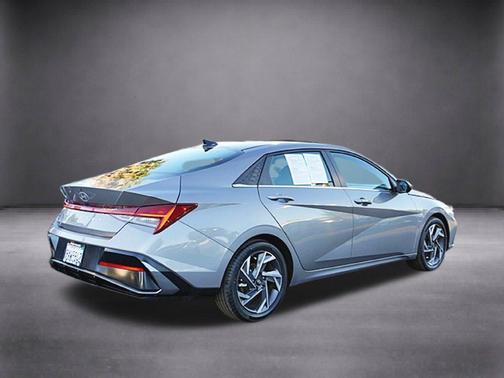 Fluid Metal 2025 Hyundai ELANTRA SEL