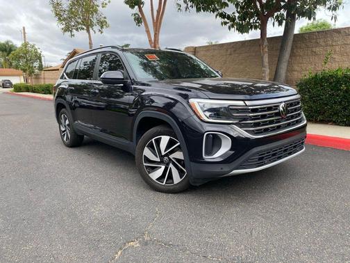 Deep Black 2024 Volkswagen Atlas 2.0T SE w/Technology
