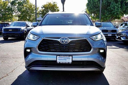Moon Dust 2023 Toyota Highlander Hybrid Platinum