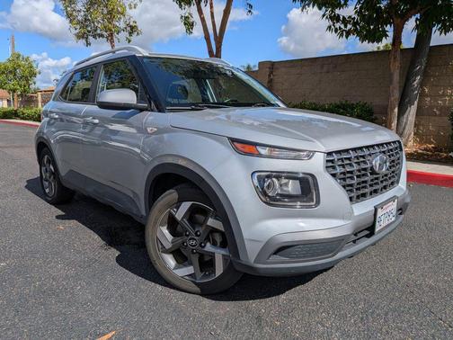 Stellar Silver 2021 Hyundai VENUE SEL
