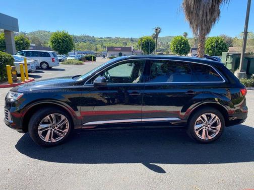 Mythos Black Metallic 2023 Audi Q7 55 Premium Plus