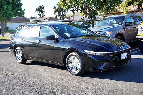 2024 Hyundai ELANTRA SE