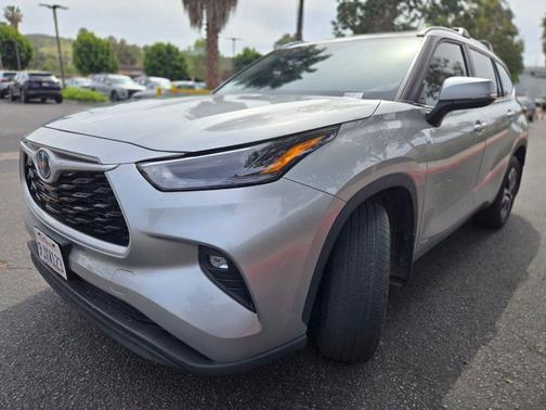 Celestial Silver Metallic 2024 Toyota Highlander Hybrid XLE