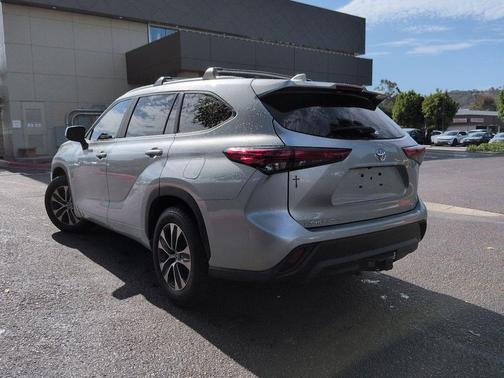 Celestial Silver Metallic 2023 Toyota Highlander XLE