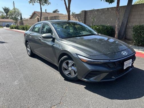2024 Hyundai ELANTRA SE