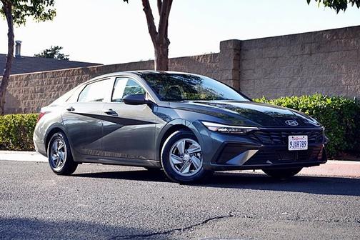 2024 Hyundai ELANTRA SE