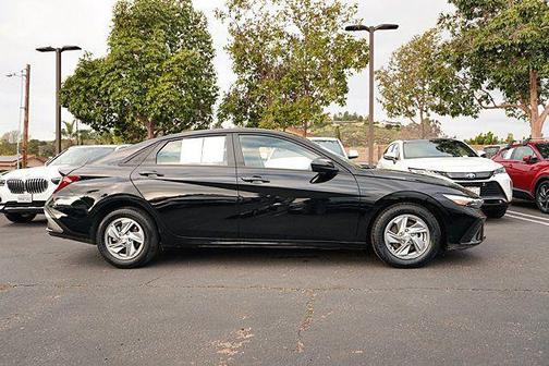 2024 Hyundai ELANTRA SE