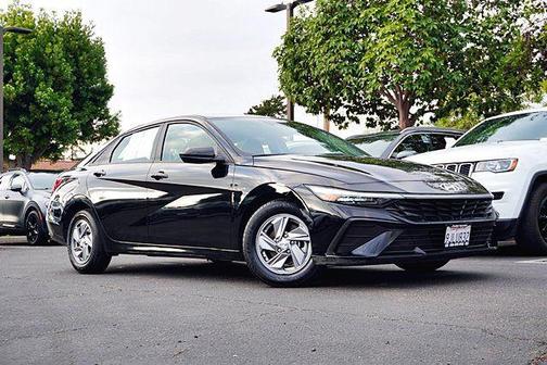2024 Hyundai ELANTRA SE
