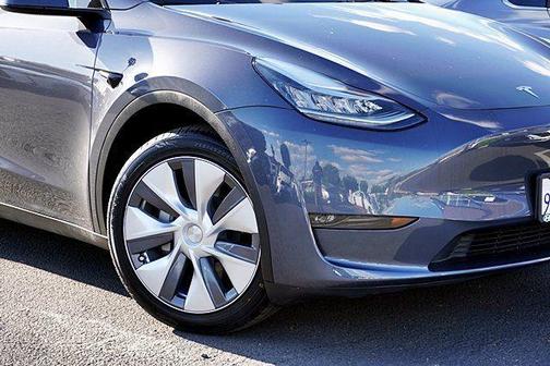 Midnight Silver Metallic 2023 Tesla Model Y Long Range Dual Motor All-Wheel Drive