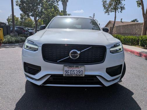 Crystal White Metallic 2023 Volvo XC90 Recharge Plug-In Hybrid T8 Plus Dark Theme 7-Seater