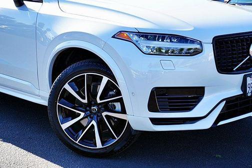Crystal White Metallic 2023 Volvo XC90 Recharge Plug-In Hybrid T8 Plus Dark Theme 7-Seater