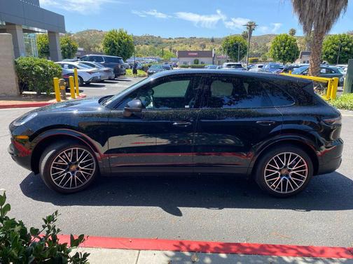 Black 2022 Porsche Cayenne Cayenne