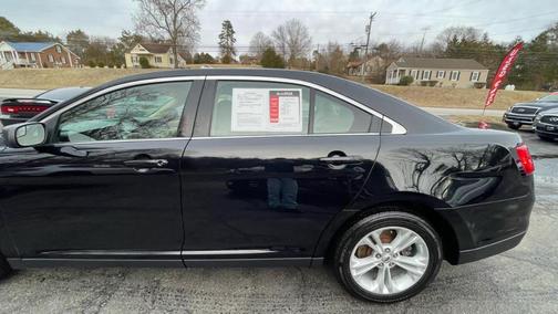 Black 2017 Ford Taurus SE