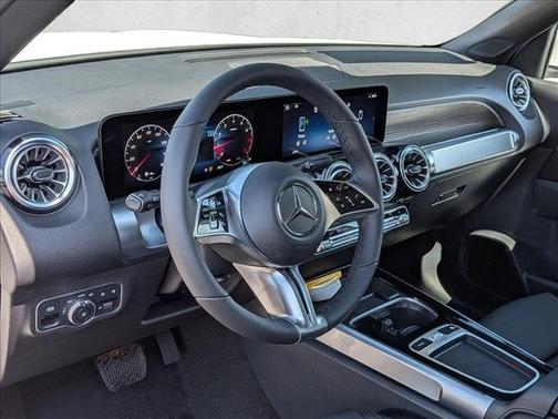 Polar White 2026 Mercedes-Benz GLB 250 4MATIC