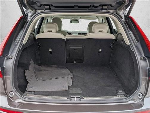Silver 2022 Volvo XC60 B5 Momentum