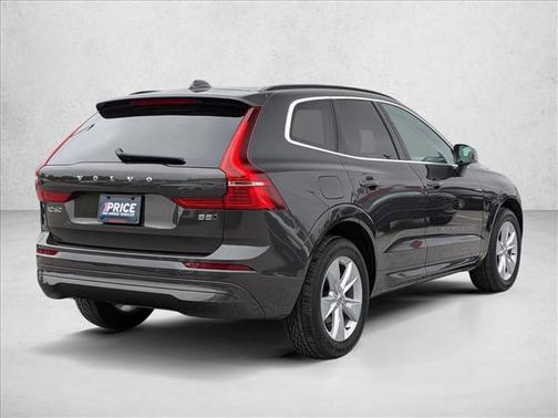 Silver 2022 Volvo XC60 B5 Momentum