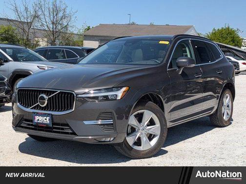 Silver 2022 Volvo XC60 B5 Momentum